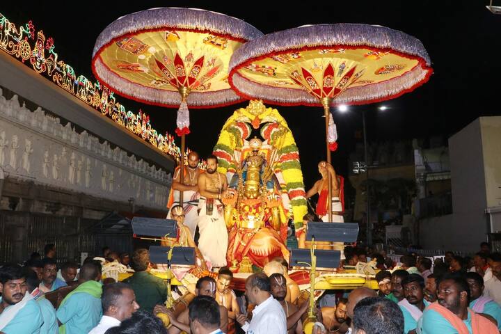 పౌరాణిక నేపథ్యంలో 108 వైష్ణవ దివ్య దేశాల్లోనూ గరుడ సేవ అత్యంత ప్రాముఖ్యతను సంతరించుకుంది. భక్తుల గోవింద నామస్మరణతో తిరుమల మాడ వీధులు మార్మోగాయి.