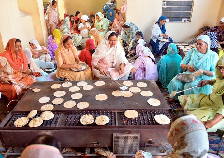 Devotees prepare 'langar chapatis' during Guru Nanak Jayanti celebrations, at a gurdwara in Bikaner, Rajasthan, Friday, Nov. 15, 2024.(PTI Photo)