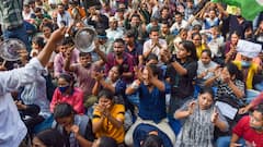 UPPSC के खिलाफ छात्रों का आंदोलन 5वें दिन भी जारी, थाली पीटकर कर रहे हैं नारेबाजी