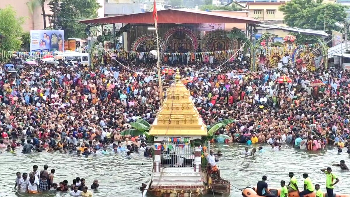 கொட்டும் மழையில் நடைபெற்ற தீர்த்தவாரி - பல்லாயிரக்கணக்கான பக்தர்கள் புனித நீராடல்....!