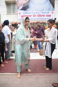 निम्रत कौर गुरुपर्व के मौके पर पहुंचीं गुरुद्वारे, पैपराजी को बांटा कड़ा प्रसाद, देखें तस्वीरें
