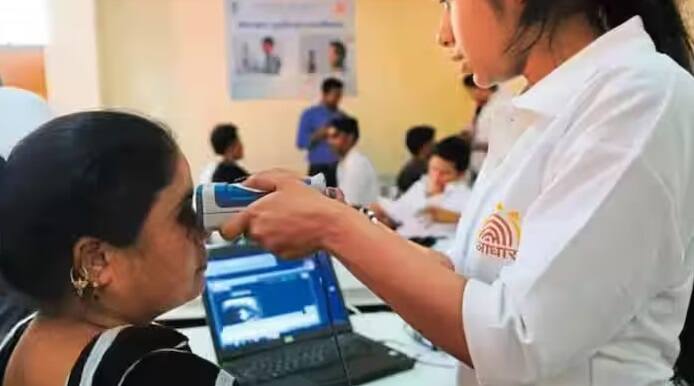 UIDAI એ જન્મ તારીખને લઈને સૌથી કડક નિયમો બનાવ્યા છે. આધાર કાર્ડમાં જન્મતારીખ (DOB)માં માત્ર એક જ વાર સુધારો કરવાની તક મળે છે. જો તમે એકવાર DOB બદલી નાખો અને પછી પણ કેટલીક ભૂલ રહી જાય, તો તમારે તેને બદલવામાં મુશ્કેલીઓનો સામનો કરવો પડી શકે છે.