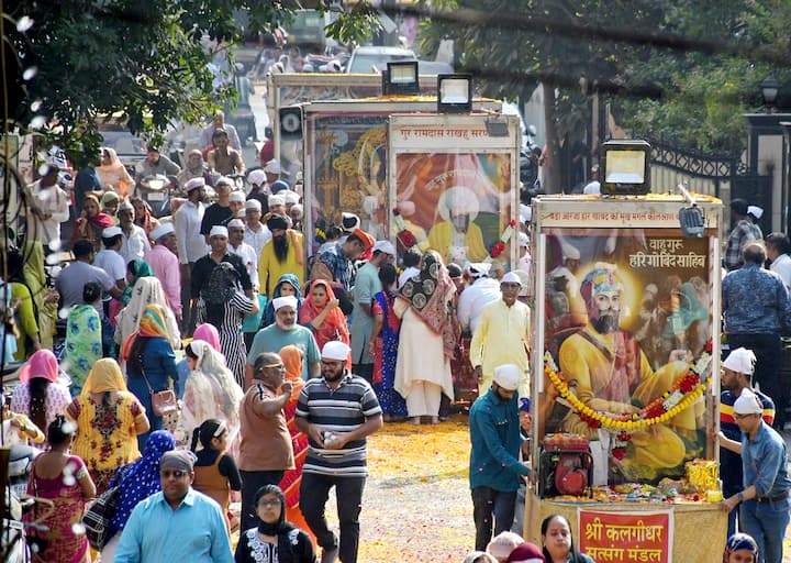 Members of the Sikh community participate in a procession on the occasion of 'Guru Nanak Jayanti', in Nagpur, Friday, Nov. 15, 2024. (PTI Photo)