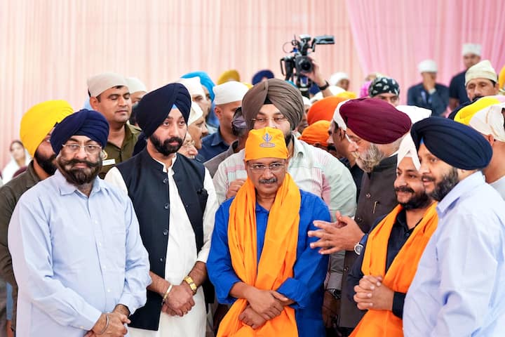 Arvind Kejriwal, AAP national convener and former Delhi Chief Minister, paid respects on this auspicious occasion. Accompanied by AAP MLA Jarnail Singh, Kejriwal offered prayers at Gurdwara Rakab Ganj Sahib in Delhi, expressing deep reverence for Guru Nanak Dev's teachings. (PTI Photo)