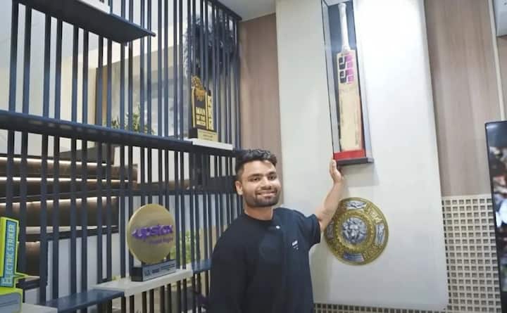 रिंकू सिंह का क्रिकेट प्रेम घर में भी साफ दिखता है. घर की दीवारों को उनके क्रिकेट करियर की यादगार चीज़ों से सजाया गया है, जिसमें वह बल्ला भी शामिल है जिससे उन्होंने गुजरात टाइटंस के खिलाफ लगातार पांच छक्के लगाए थे।