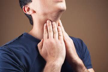 गला खराब होना या गले में खराश आम बीमारी है. यह किसी को कभी भी हो सकती है. अक्सर सामान्य सर्दी या फ्लू जैसे इंफेक्शन की वजह से गला खराब (Sore Throat) हो जाता है. हालांकि, इसके पीछे गंभीर कारण भी हो सकते हैं. इसलिए कभी भी इसे अनदेखा करना खतरनाक हो सकता है. गला शराब होने पर तुरंत डॉक्टर को दिखाना चाहिए. आइए जानते हैं गला खराब होने का क्या-क्या कारण हो सकता है...