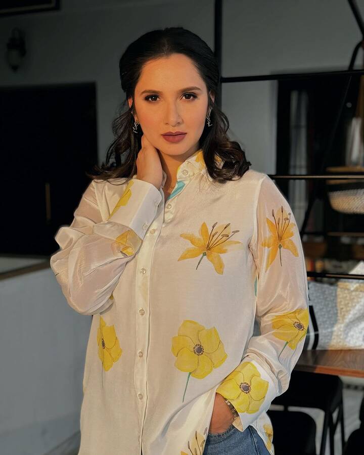 दरअसल एक दौर था, जब सानिया मिर्जा का नाम बॉलीवुड एक्टर शाहिद कपूर के साथ जुड़ा था. कहा जाता था कि दोनों का अफेयर भी चल रहा है. लेकिन जब सानिया करण जौहर के शो में पहुंची थी. तो उन्होंने इन खबरों को अफवाह करार दिया था.