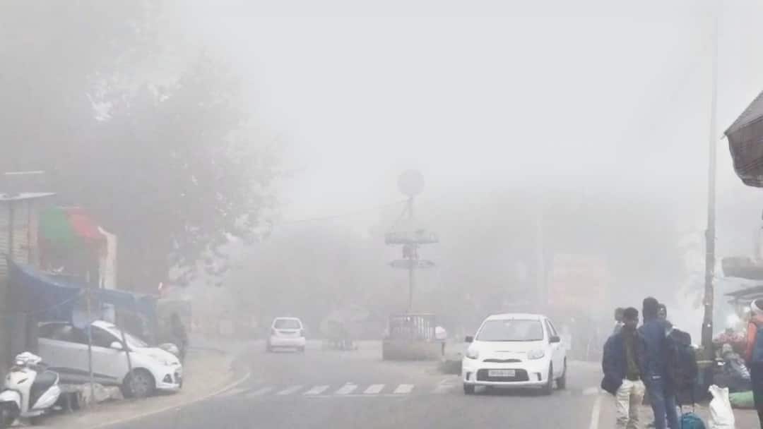 Himachal Pradesh Weather Today temperature Falls to minus 4 degrees in Tabo ANN हिमाचल में नदी के किनारे छा रही धुंध, ताबो में माइनस 4.1 डिग्री तक लुढ़का न्यूनतम तापमान