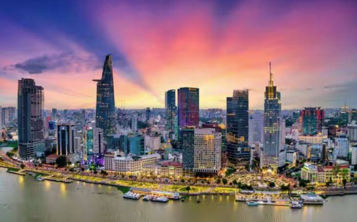 ਵੀਅਤਨਾਮ ਇੱਕ ਬਹੁਤ ਵਧੀਆ ਦੇਸ਼ ਹੈ। ਇੱਥੇ ਇਤਿਹਾਸਕ ਕੁਦਰਤੀ ਸੁੰਦਰਤਾ ਹਨ। ਉੱਥੇ ਤੁਸੀਂ ਬਹੁਤ ਸਾਰੇ ਸੁੰਦਰ ਨਜ਼ਾਰੇ ਦੇਖ ਸਕਦੇ ਹੋ. ਜੇਕਰ ਤੁਸੀਂ ਵੀਅਤਨਾਮ ਦਾ ਦੌਰਾ ਕਰਨ ਜਾਂਦੇ ਹੋ। ਇਸ ਲਈ ਤੁਹਾਡੇ 1000 ਰੁਪਏ 1,49,265 ਵੀਅਤਨਾਮੀ ਡਾਂਗ ਦੇ ਬਰਾਬਰ ਹਨ। ਇੱਥੇ ਭਾਰਤ ਦਾ ਗਰੀਬ ਵੀ ਅਮੀਰ ਹੋ ਜਾਂਦਾ ਹੈ।