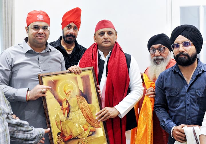 Samajwadi Party President Akhilesh Yadav during a meeting with representatives of several prominent Sikh and Punjabi organizations on the occasion of Guru Nanak Jayanti, Friday, Nov. 15, 2024. (PTI Photo)