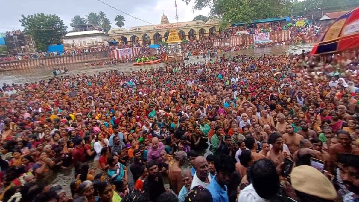 கொட்டும் மழையில் நடைபெற்ற தீர்த்தவாரி - பல்லாயிரக்கணக்கான பக்தர்கள் புனித நீராடல்....!