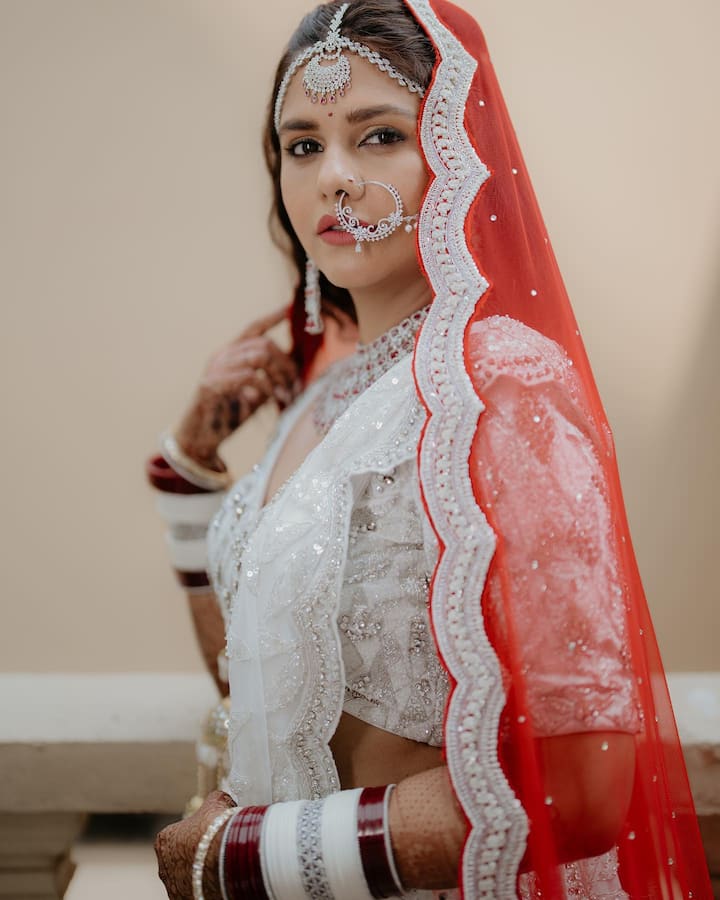 तिचे दुसरे लग्न मोडल्याने अभिनेत्री उद्ध्वस्त झाली होती. ती अनेकदा सोशल मीडियावर तिच्या भावना शेअर करत असे.