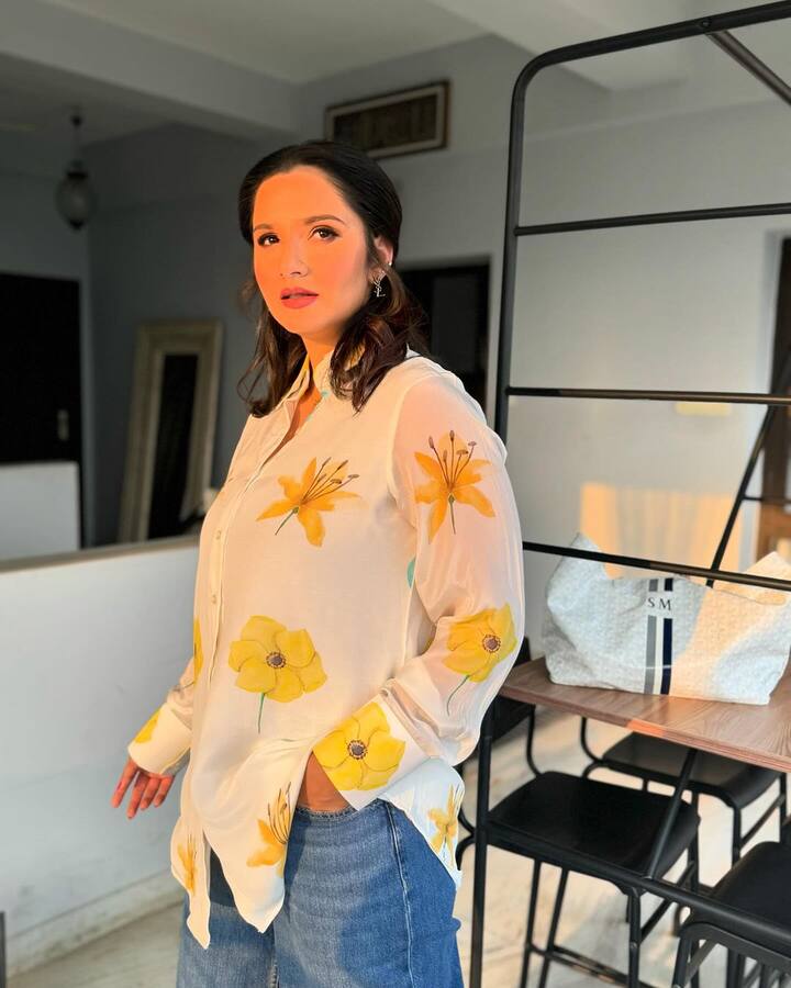 हम बात कर रहे हैं सानिया मिर्जा की. जो पाकिस्तानी क्रिकेटर शोएब मलिक की एक्स वाइफ हैं. दोनों के तलाक ने बॉलीवुड गलियारों में खूब सुर्खियं बटोर थी. लेकिन आज हम आपको सानिया और शाहिद का वो किस्सा बता रहे हैं. जिसे जानकर आप दंग रह जाएंगे.