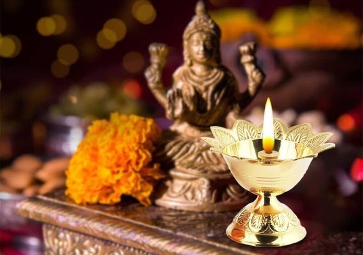 तुलसी विवाह समाप्तीच्या दिवशी घराच्या देव्हाऱ्यात दिवा लावणं देखील खूप शुभ मानलं जातं. यामुळे देवाचा आशीर्वाद मिळतो आणि घरात शांती नांदते, सकारात्मकता येते.