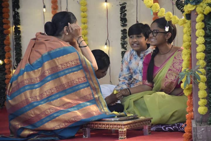 सावलीला हळदीत पाहून अलका भावुक होते कारण तिला तिच्या मुलीची आठवण येते तेव्हा जगन्नाथ तिचं सांत्वन करतो.