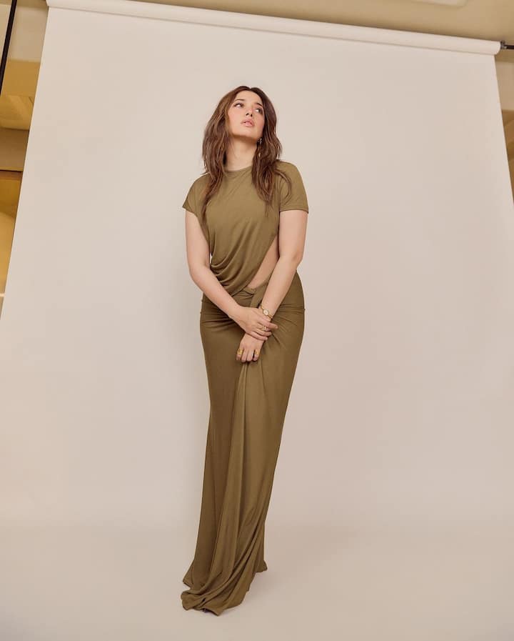 The asymmetrical design of the dress gave Tamannaah a modern, edgy silhouette, while maintaining an air of elegance and sophistication.