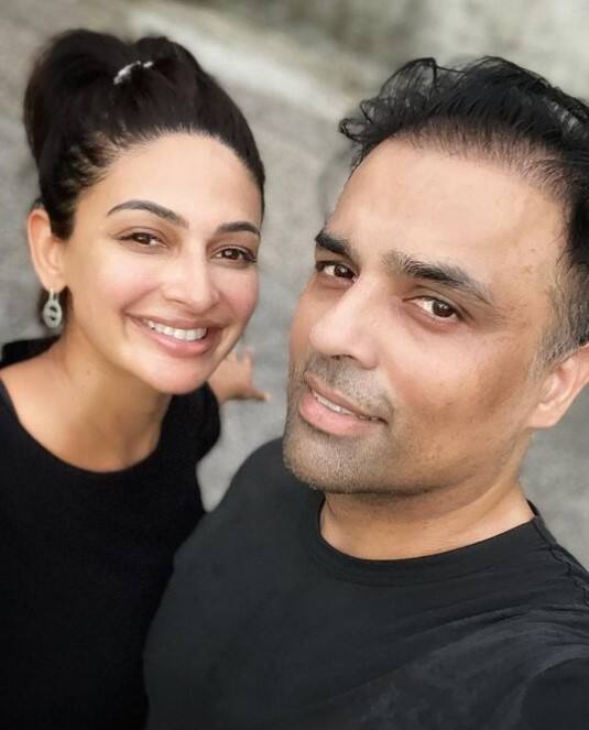 ਇਸ ਦੇ ਨਾਲ ਹੀ ਉਨ੍ਹਾਂ ਨੇ ਆਪਣੇ ਬੇਟੇ ਦਾ ਨਾਂ ਦਾ ਵੀ ਖੁਲਾਸਾ ਕਰ ਦਿੱਤਾ ਹੈ। ਦੋਵਾਂ ਨੇ ਆਪਣੇ ਬੱਚੇ ਦਾ ਨਾਂ ਗੁਰਬਖਸ਼ 'ਵੀਰ' ਸਿੰਘ ਚਾਹਲ ਜੂਨੀਅਰ ਰੱਖਿਆ ਹੈ। ਜਿਵੇਂ ਹੀ ਇਸ ਜੋੜੇ ਨੇ ਸੋਸ਼ਲ ਮੀਡੀਆ 'ਤੇ ਇਹ ਖਬਰ ਸਾਂਝੀ ਕੀਤੀ ਤਾਂ ਉਨ੍ਹਾਂ ਨੂੰ ਹਰ ਪਾਸਿਓਂ ਵਧਾਈਆਂ ਮਿਲਣੀਆਂ ਸ਼ੁਰੂ ਹੋ ਗਈਆਂ।