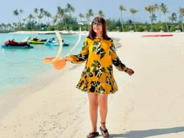 Hina Khan Maldives Beach Photoshoot : प्रसिद्ध टीव्ही अभिनेत्री हिना खान सध्या ब्रेस्ट कॅन्सरशी झुंज देत आहे. तिची किमो थेरेपी सुरु असून ती चाहत्यांसोबत प्रत्येक अपडेट शेअर करताना दिसत आहे.
