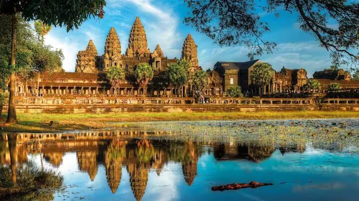 આફ્રિકન મહાદ્વીપમાં આવેલો દેશ કંબોડિયા પ્રવાસીઓ માટે ઘણો સારો દેશ છે. જો તમે ભારતમાંથી કંબોડિયાની મુલાકાતે જાઓ છો. તો તમે અંગકોર વાટ જેવા પ્રાચીન મંદિરો પણ જોઈ શકો છો. તે વિશ્વનું સૌથી મોટું મંદિર છે. અહી 1 ભારતીય રૂપિયો 48 કંબોડિયન રિલ્સ બરાબર છે. એટલે કે જો તમારી પાસે 2100 ભારતીય રૂપિયા છે તો તે 1,00,946 કંબોડિયા રિયલ છે.