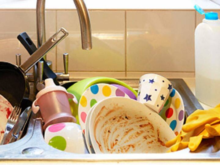 There are no blessings in the houses of people whose houses keep false utensils at night. Money expenditure starts increasing. Take care of this and keep the kitchen clean.