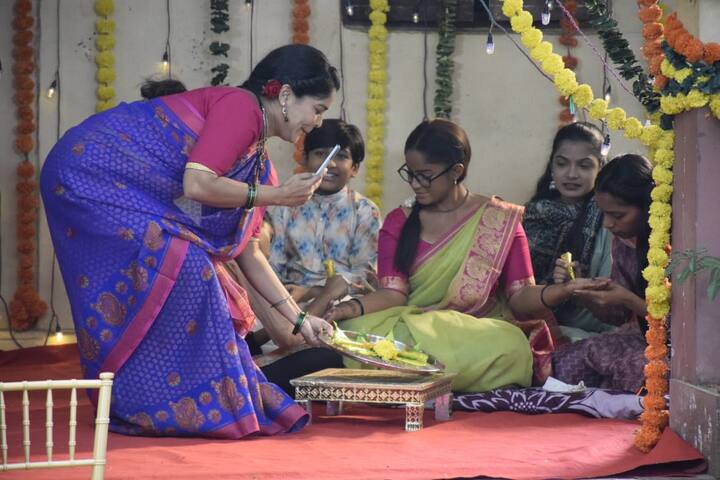 सारंगच्या घरी संगीत समारंभाचा कार्यक्रम सुरु असताना भैरवी सावलीला गाणं गाण्यासाठी बोलावते. परंतु, सावलीच्या घरी हळदी कार्यक्रम सुरू असल्या कारणाने घरचे तिला बाहेर जाण्यास मनाई करतात.