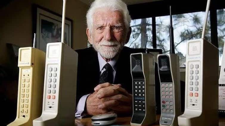 world first mobile phone Motorola DynaTAC 8000x price specs features and more 10 घंटे तक चार्ज लेकिन सिर्फ 1 घंटे होती थी बात! जानिए कितने रुपये का था दुनिया पहला मोबाइल फोन