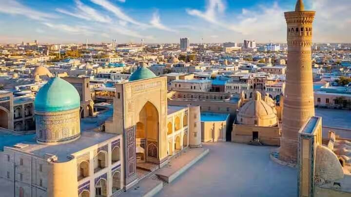 ઉઝબેકિસ્તાન પણ એક એવો દેશ છે જ્યાં ભારતના મધ્યમ વર્ગના લોકો સુપર રિચ બની જાય છે. 1 ભારતીય રૂપિયો 151 ઉઝબેકિસ્તાની સોમ બરાબર છે. જો તમારી પાસે એક હજાર ભારતીય રૂપિયા છે તો તે 1,51,655 ઉઝબેકિસ્તાની સોમના બરાબર છે.