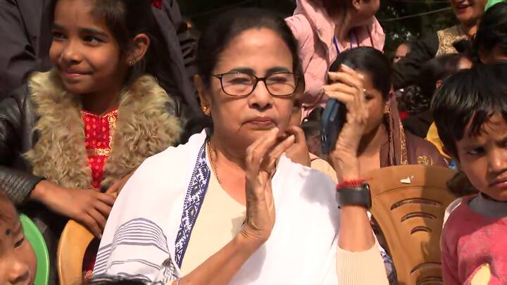 পাহাড়ে এখন শীতের আমেজ। শীত মানেই তো মেলা। বুধবার ম্যালে সরস মেলা ও সরকারি পরিষেবা প্রদান অনুষ্ঠানের উদ্বোধন করেন মুখ্যমন্ত্রী। এতদিন শিলিগুড়িতে হত এই মেলা। এবার প্রথম হল পাহাড়ে।