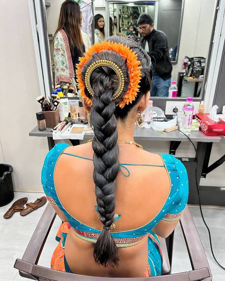 శ్రీవల్లీ హెయిర్ మేకప్ లుక్ ఇదేనంటూ.. Srivalli hair and makeup and costumes can be their own fashion line! 😄❤️ తెలిపింది. (Images Source : Instagram/Rashmika Mandanna)