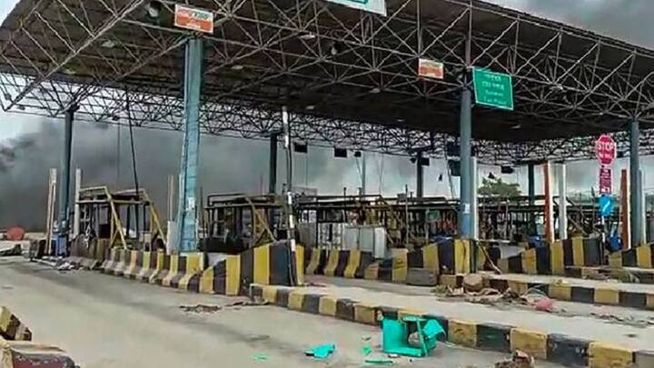 FASTag-এর সঙ্গে সংযুক্ত থাকে চালকের সেভিংস অ্যাকাউন্ট। এই ফাস্ট্যাগ টোল প্লাজায় স্ক্যান করা হয়। আর তাতেই টোল কাটা হয়।