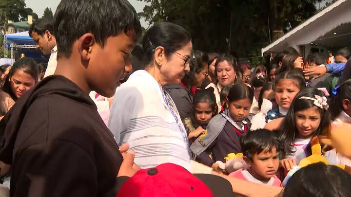 ৩ রাত ৪ দিনের পাহাড় সফর শেষ করে এদিন তিনি নেমে আসেন শিলিগুড়িতে। আজ বিকেলে ফিরবেন কলকাতায়।