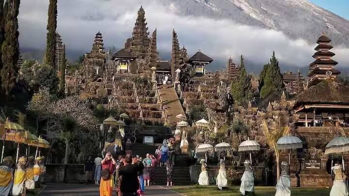 આ સિવાય ઈન્ડોનેશિયા પણ એક એવો દેશ છે જ્યાં ભારતમાંથી મધ્યમ વર્ગની વ્યક્તિ જાય છે. તેથી તે આ દેશનો કરોડપતિ બની જાય છે. 1000 ભારતીય રૂપિયાની કિંમત 1,88,401 ઇન્ડોનેશિયન રૂપિયા છે. જે વિયેતનામી ડોંગ કરતા વધુ છે.