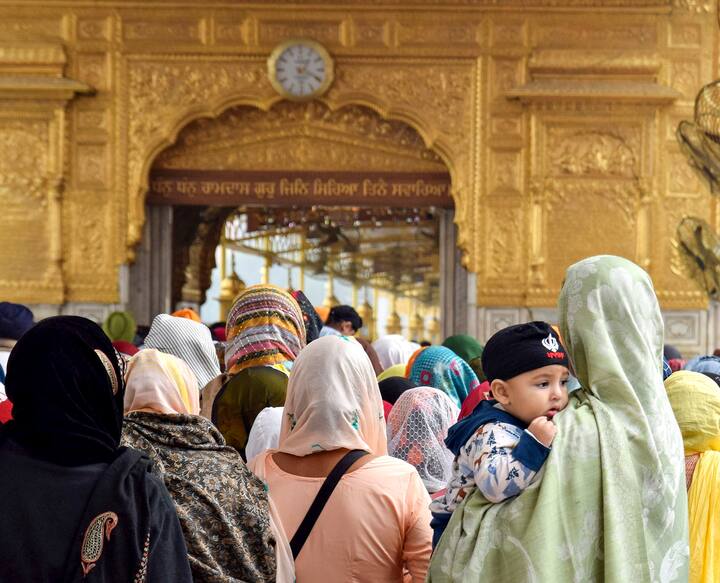 Devotees pay obeisance at the Golden Temple on the occasion of the birth anniversary of Guru Nanak Dev, in Amritsar, Friday, Nov. 15, 2024. (PTI Photo)