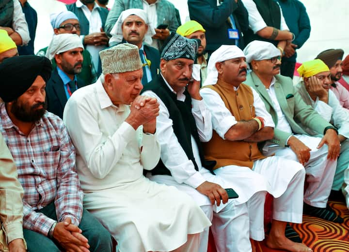 Former J&K chief minister Farooq Abdullah with Dy CM Surinder Chowdary and others pays obeisance on the birth anniversary of Guru Nanak Dev, at the Gurudwara Maharani Chand Kaur in Jammu, Friday, Nov. 15, 2024. (PTI Photo)