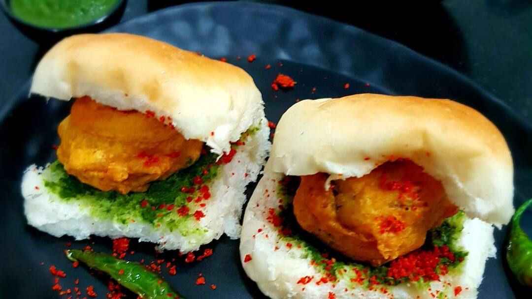 Pune Crime Beating for a trivial reason He got angry because he gave cold vadapav he beat shop owner A case has been registered in Baner area Pune Crime: क्षुल्लक कारणावरून मारहाण! गार वडापाव दिला म्हणून चिडला, बरणी उचचली अन्..; बाणेर परिसरात गुन्हा दाखल