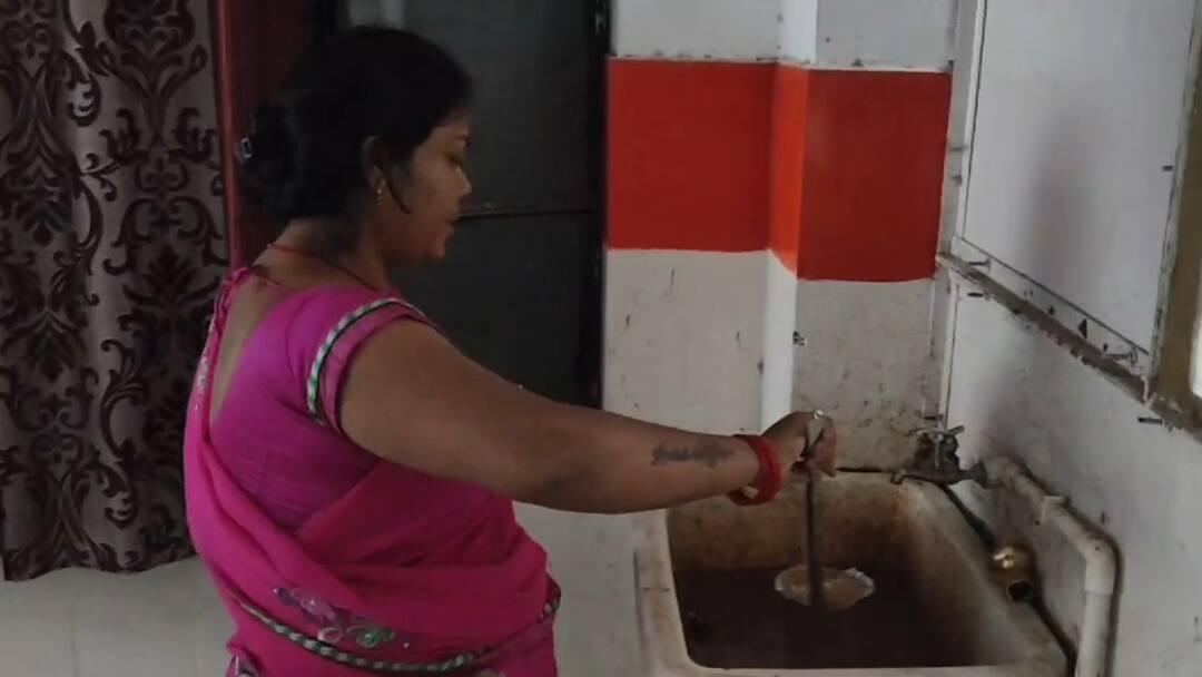 महोबा जिला अस्पताल का डेंगू वार्ड बना मच्छरों का अड्डा, मरीज और तीमारदारों को संक्रमण का डर Mahoba Dengue News District Hospital Dengue Patients Fear Due to Ward Dirt and Waterlogging ANN महोबा जिला अस्पताल का डेंगू वार्ड बना मच्छरों का अड्डा, मरीज और तीमारदारों को संक्रमण का डर