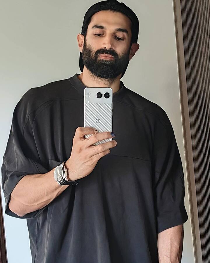 आदित्य और अहाना की मुलाकात फिल्म ‘गुजारिश’ के सेट पर हुई थी. लेकिन चार साल बाद आदित्य का रिश्ता अहाना से भी टूट गया.