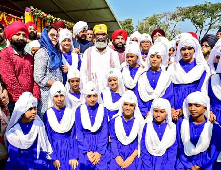 Jharkhand Chief Minister Hemant Soren poses for group photos during Guru Nanak Jayanti, in Ranchi, Friday, Nov. 15, 2024. (PTI Photo)