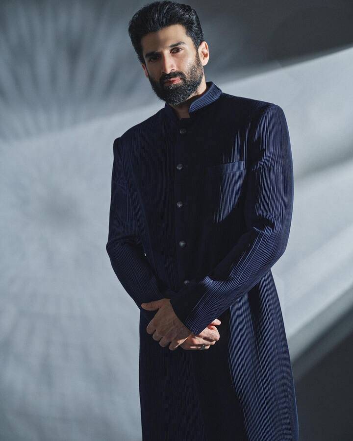 अहाना देओल – वहीं एक्ट्रेसेस के अलावा आदित्य रॉय कपूर का नाम धर्मेंद्र और हेमा मालिनी की छोटी बेटी अहाना देओल से भी जुड़ चुका है. कहा जाता है कि दोनों की अफेयर चार साल तक चला था.