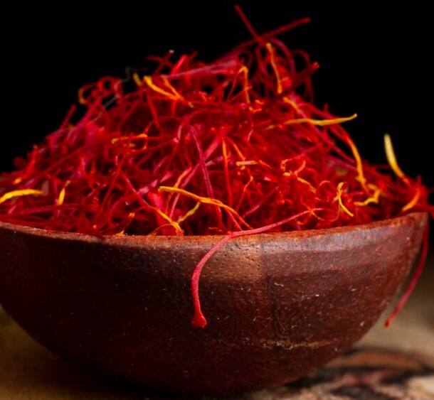 ਭਾਰਤ ਵਿਚ ਵੀ ਬਹੁਤ ਮਸ਼ਹੂਰ ਹੈ, ਕਸ਼ਮੀਰ ਵਿਚ ਵੀ ਇਸ ਦੀ ਖੇਤੀ ਕੀਤੀ ਜਾਂਦੀ ਹੈ। ਵੈਸੇ ਤਾਂ ਇਹ ਇੱਕ ਦੁਰਲੱਭ ਮਸਾਲਾ ਹੈ, ਜੋ ਮਹਿੰਗਾ ਹੈ ਪਰ ਚਮੜੀ ਅਤੇ ਸਿਹਤ ਦੋਵਾਂ ਲਈ ਫਾਇਦੇਮੰਦ ਮੰਨਿਆ ਜਾਂਦਾ ਹੈ। ਅੱਜ-ਕੱਲ੍ਹ ਲੋਕ ਘਰ 'ਚ ਕੇਸਰ ਦੇ ਤੇਲ ਨੂੰ ਫੇਸ ਪੈਕ 'ਚ ਮਿਲਾ ਕੇ ਆਪਣੀ ਚਮੜੀ 'ਤੇ ਲਗਾਉਣ ਲੱਗ ਪਏ ਹਨ।