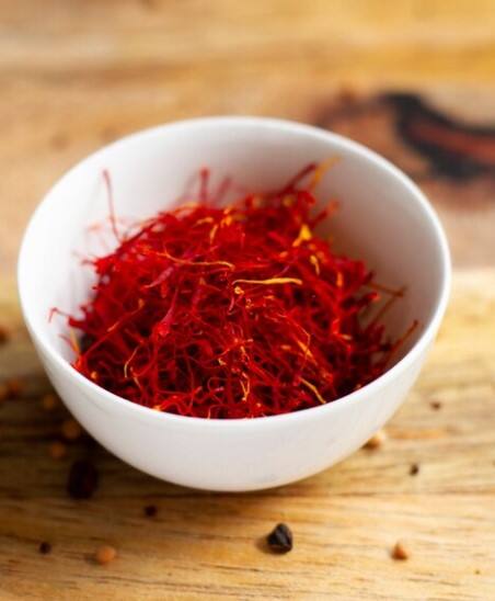 ਸੁਆਦ-ਕੇਸਰ ਨੂੰ ਗਰਮ ਪਾਣੀ ਵਿੱਚ ਭਿਓ ਅਤੇ ਫਿਰ ਇਸ ਡ੍ਰਿੰਕ ਨੂੰ ਟੈਸਟ ਕਰੋ। ਤੁਹਾਨੂੰ ਇੱਕ ਚੁਸਕੀ ਧਿਆਨ ਨਾਲ ਪੀਣਾ ਚਾਹੀਦਾ ਹੈ ਅਤੇ ਸੁਆਦ ਦੀ ਜਾਂਚ ਕਰਨੀ ਚਾਹੀਦੀ ਹੈ। ਜੇ ਤੁਸੀਂ ਕੌੜਾ ਅਤੇ ਥੋੜ੍ਹਾ ਪਦਾਰਥਵਾਦੀ ਸਵਾਦ ਲੈਂਦੇ ਹੋ ਤਾਂ ਇਹ ਨਕਲੀ ਹੈ। ਅਸਲੀ ਕੇਸਰ ਦਾ ਸਵਾਦ ਖੁਸ਼ਬੂਦਾਰ ਅਤੇ ਮਿੱਟੀ ਵਾਲਾ ਹੋਵੇਗਾ।