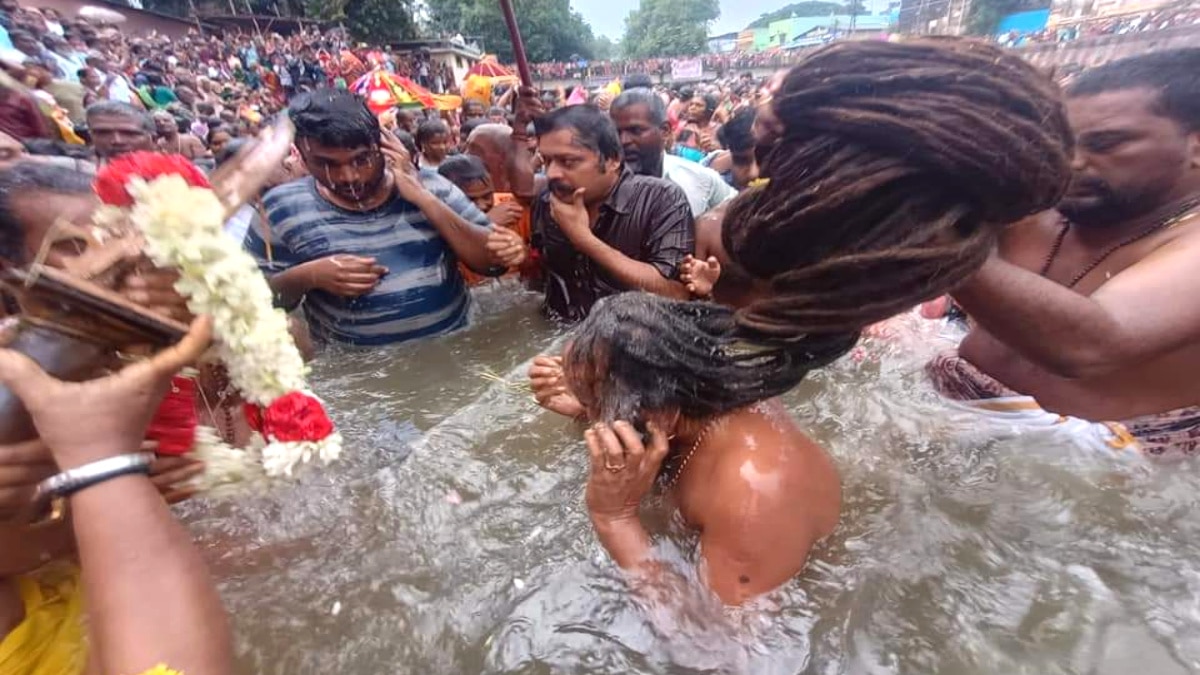 கொட்டும் மழையில் நடைபெற்ற தீர்த்தவாரி - பல்லாயிரக்கணக்கான பக்தர்கள் புனித நீராடல்....!