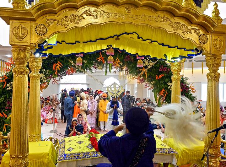 Devotees offer prayers at a Gurudwara on the Prakash Parv (birth anniversary) of Guru Nanak Dev, in Bengaluru, Friday, Nov. 15, 2024. (PTI Photo)