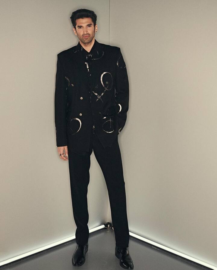 रिया चक्रवर्ती – आदित्य रॉय कपूर की गर्लफ्रेंड की लिस्ट में दिवंगत एक्टर सुशांत सिंह राजपूत की गर्लफ्रेंड रिया चक्रवर्ती का भी नाम है. रिपोर्ट्स के अनुसार आदित्य और रिया दो साल तक रिलेशनशिप में रहे थे. लेकिन फिर ये रिश्ता भी टूट गया.