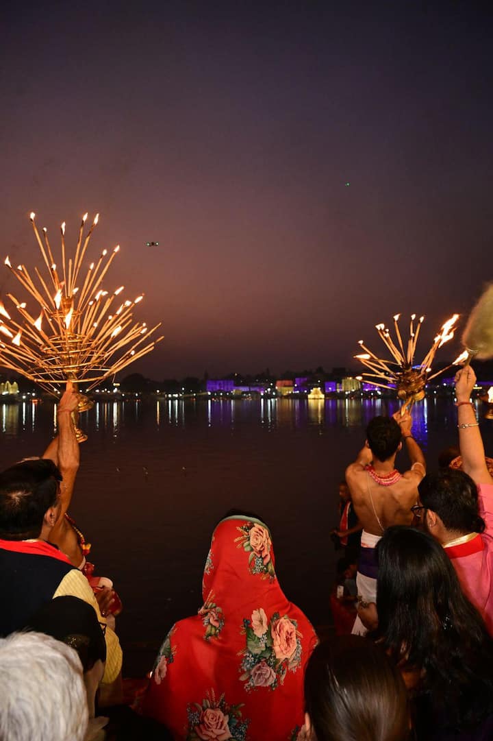 इन सभी 52 घाटों पर 5,100 महिलाओं ने 51 हजार दीपदान एक साथ किया. इस दौरान सभी महिलाएं एक समान परंपरागत चुनरी वेशभूषा में थीं.