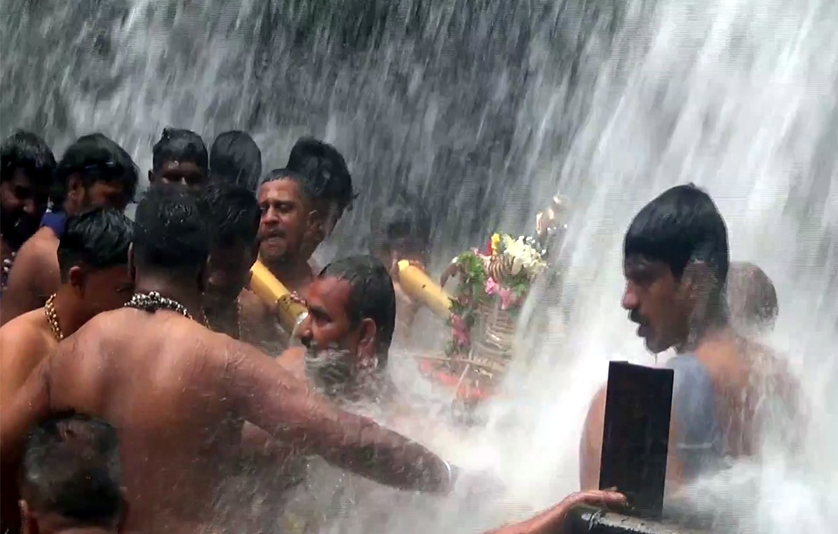 Sabarimala Temple: தொடங்கியது சபரிமலை சீசன்... சுருளி அருவியில் புனித நீராடி விரதத்தை தொடங்கிய ஐயப்ப பக்தர்கள்