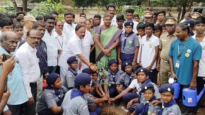 'நீங்கள் வரும்போது மட்டும்தான் உணவு நன்றாக இருக்கும்' - ஆட்சியரிடம் புகார் அளித்த பழங்குடி மாணவர்கள்