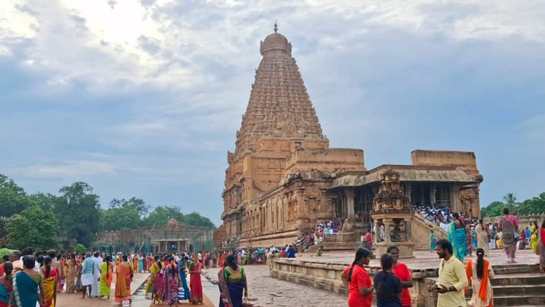 மழையே கொட்டினாலும் வந்து குவிந்து விடுவோம்... எங்கு? யார் தெரியுங்களா? Thanjavur big temple Devotees and tourists thronged occasion of Karthikai month tnn மழையே கொட்டினாலும் வந்து குவிந்து விடுவோம்... எங்கு? யார் தெரியுங்களா?