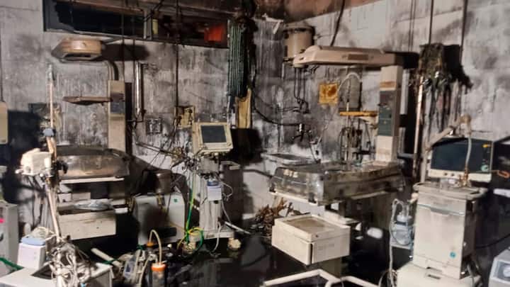 झांसी मेडिकल कॉलेज हादसे में 10 बच्चों की मौत हुई है. हादसे के बाद अभी तक मृतक तीन बच्चों की शिनाख्त नहीं हो सकी है. नाराज परिजन डीएनए टेस्ट की मांग कर रहे हैं. सात बच्चों का अब तक पोस्टमार्टम हो चुका है, चार डॉक्टरों की टीम काम कर रही है. बच्चों के परिजन बेहद नाराज हैं और, अस्पताल के गेट पर जमा हो गए हैं.