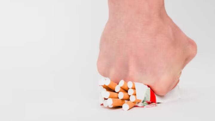 পাঁচ বছর ধূমপান না করলে স্ট্রোক, সার্ভাইক্যাল ক্যান্সারের ঝুঁকি কমবে, যাঁরা ধূমপান করেন না, তাঁদের মতো। ধূমপান ছাড়ার মুহূর্ত থেকে এক বছর সময়কাল পর্যন্ত মুখের ক্যান্সার, গলার ক্যান্সার, খাদ্যনালীর ক্যান্সার, মূত্রাশয়ের ক্যান্সারের ঝুঁকি অর্ধেক হয়ে যাবে কমে।